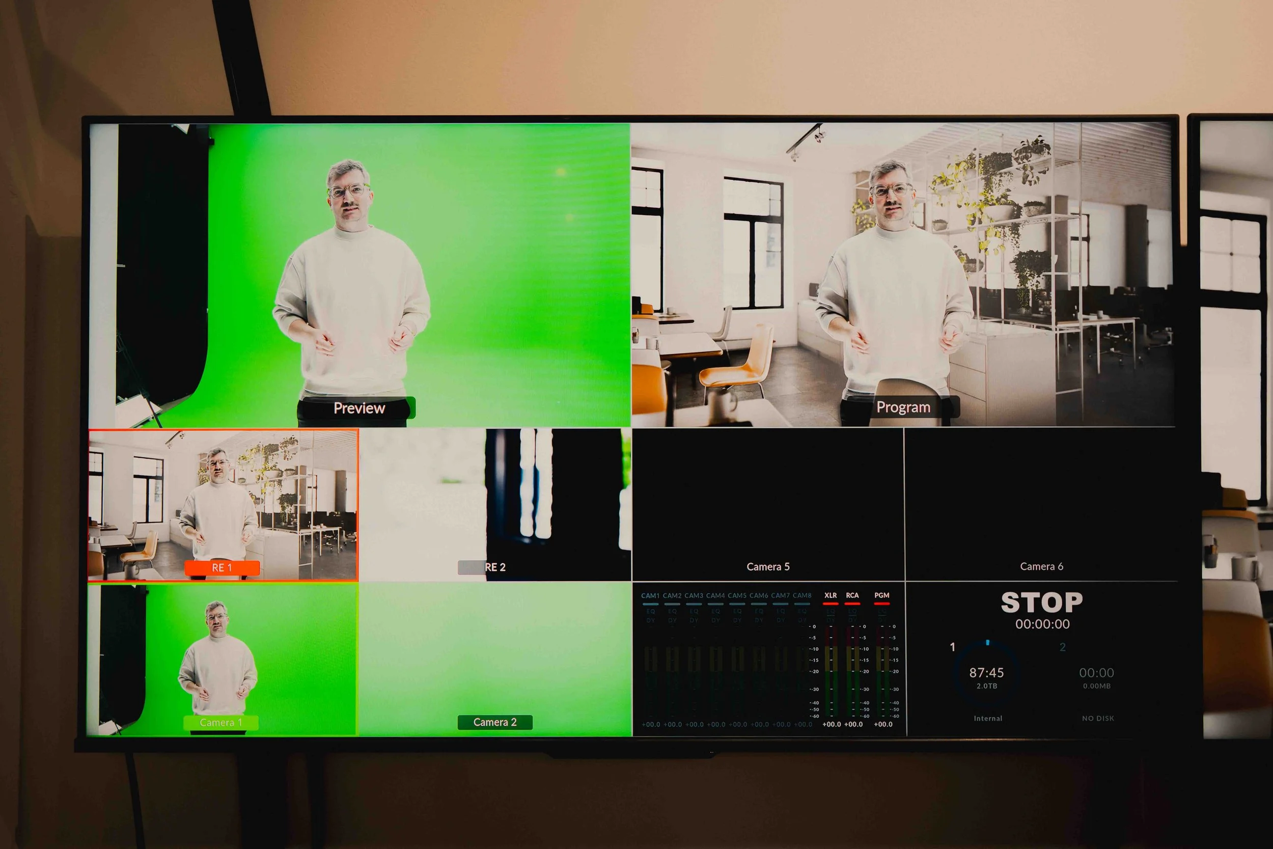 Regie-Monitor im Urknall Studio: links der Greenscreen-Preview, rechts das fertige Bild vor virtueller Küchen-Umgebung — live in einer Einstellung.