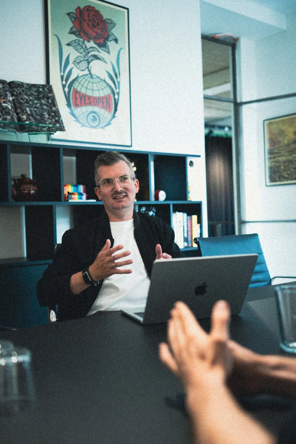 Johannes Ginsberg, Geschäftsführer von Urknall, im Gespräch während eines Workshops.